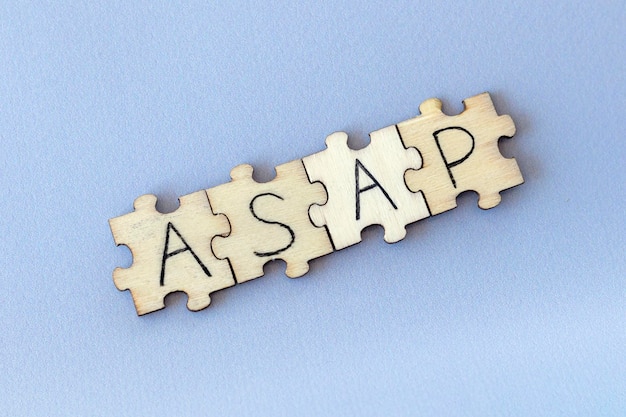 Het acroniem ASAP wat staat voor As Soon As Possible De letters die op de puzzels staan