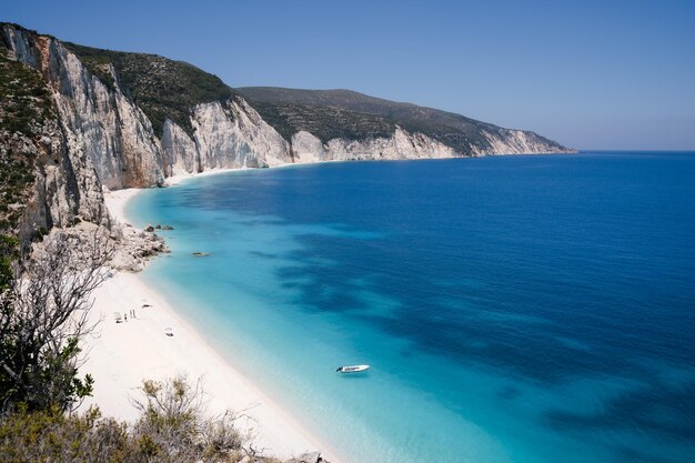 Het afgelegen en verborgen Fteri-strand op het eiland Kefalonia, Griekenland, Europa