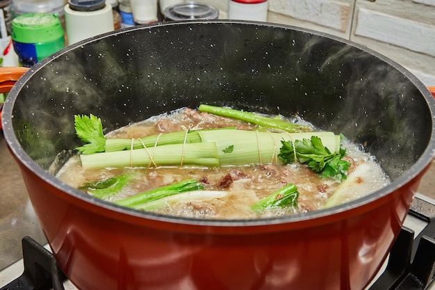 Het afgewerkte boeket greens wordt in een pan geplaatst om het gerecht aan te kleden