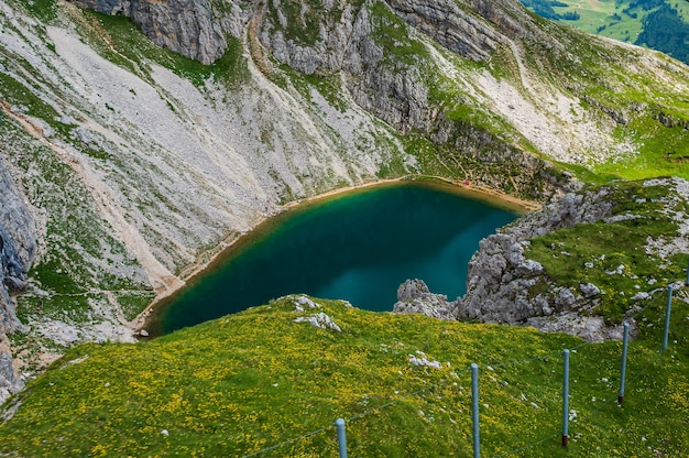 Het alpiene meer van Boe, in de buurt van Corvara, in de Dolomieten van Val Badia
