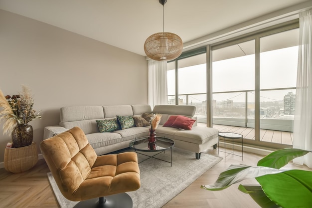 Het appartement is in een open stijl met een woonkamer in lichte kleurstelling en toegang tot een balkon