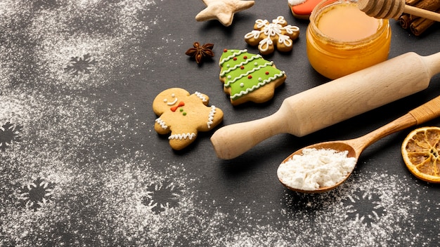 Het assortiment van de peperkoekkoekjes van hoge hoekKerstmis met exemplaarruimte