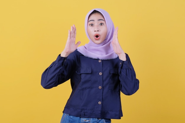 Het aziatische meisje dat heel blij was, schokkend door de hijab te dragen met een ongelooflijke verrassing