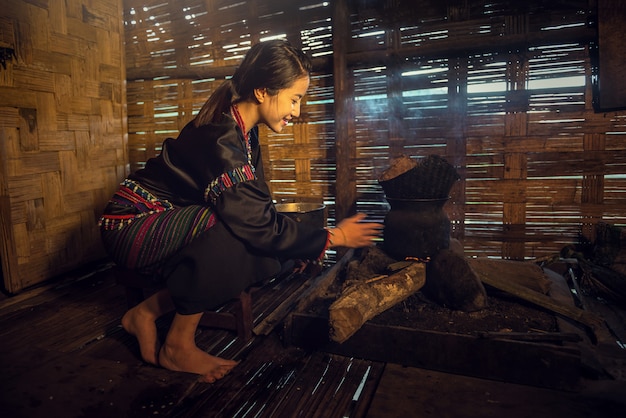 Het Aziatische vrouw koken bij huis in landelijk van Thailand