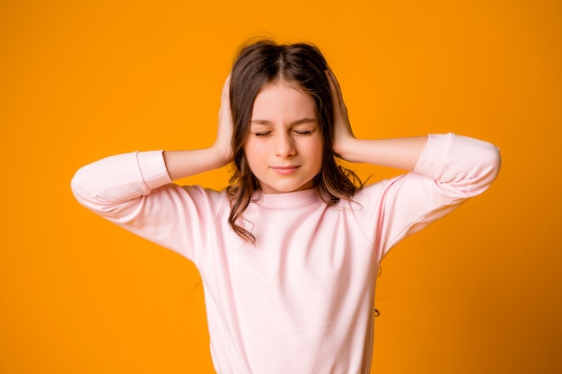 het babymeisje sloot haar ogen en oren met haar handen