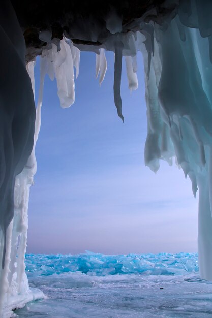 Het Baikalmeer in de winter. Prachtig uitzicht onder ijs. Zeeleven op aarde in helder meerwater. Bergen en ijzige textuurlandschappen. Observatie van de dierenwereld. Avontuur op het Baikalmeer, Rusland