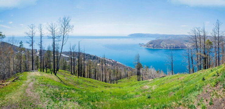 Het Baikalmeer in Listvyanka. oblast Irkoetsk. Russisch