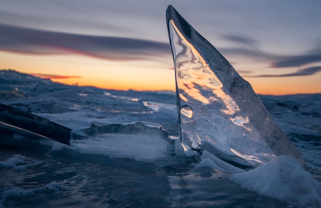 Het Baikalmeer is bedekt met ijs en sneeuw, sterk koud, dik helderblauw ijs