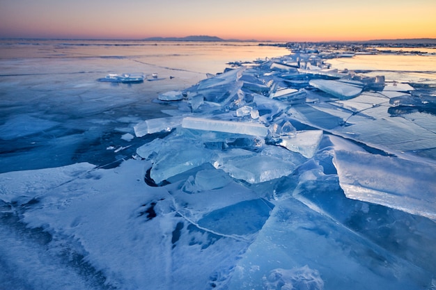 Het Baikalmeer is bedekt met ijs en sneeuw, sterk koud, dik helderblauw ijs.
