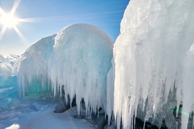 Het Baikalmeer is bedekt met ijs en sneeuw