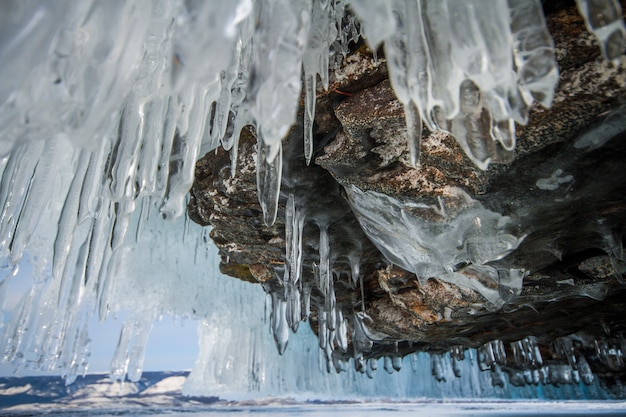 Het baikalmeer is een ijzige winterdag. grootste zoetwatermeer. het baikalmeer is bedekt met ijs en sneeuw