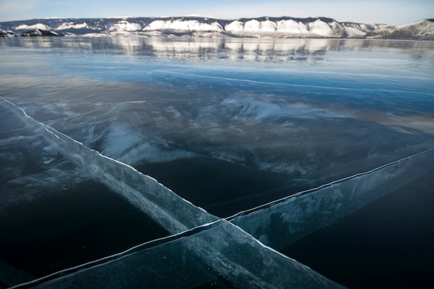 Het Baikalmeer is een ijzige winterdag. Grootste zoetwatermeer. Het Baikalmeer is bedekt met ijs en sneeuw