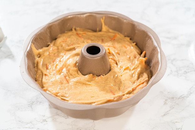 Het bakken van bliss carrot bundt cake in de maak