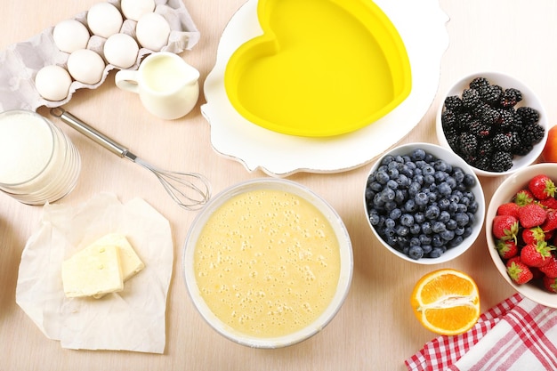 Het bakken van lekkere taart en ingrediënten voor het op tafel in de keuken