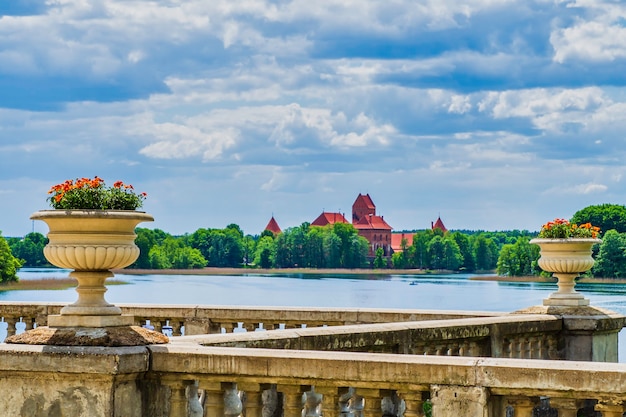 Het balkon van Uzutrakis Manor Estate en het uitzicht op het kasteel van Trakai Island.