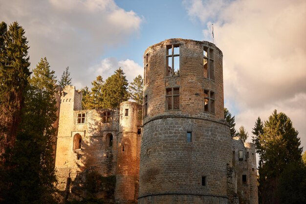 Het Beaufort-kasteel in Luxemburg bij zonsonderganglicht