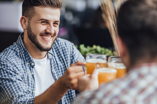 Het bedrijf vermaakt zich goed met glazen met bier.