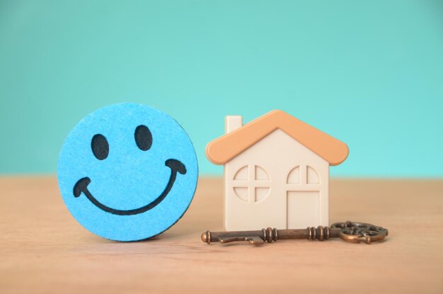 Het beeld inspireert en motiveert individuen om te werken aan hun doel om een huis te bezitten en benadrukt de positieve voordelen en beloningen die verbonden zijn aan deze mijlpaal.
