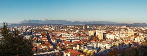 Het beeld van het de stadspanorama van Ljubljana dat uit het kasteel op de heuvel, Slovenië wordt genomen