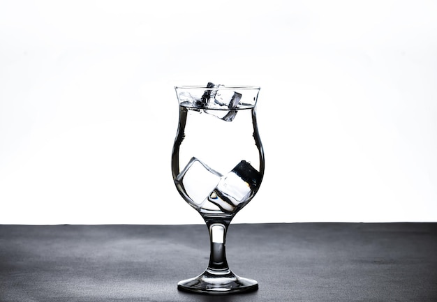 Het beeld van het gieten van drinkwater in een glas