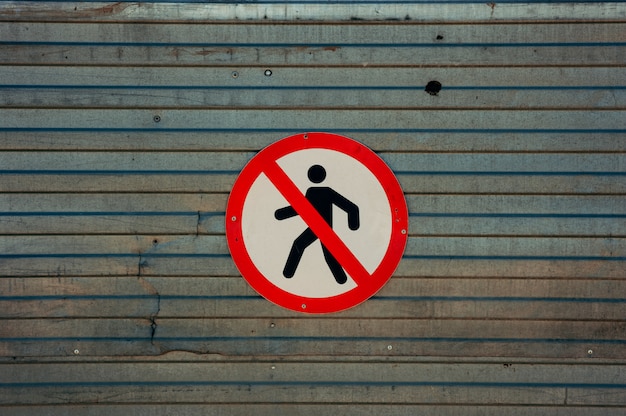 Het beeld van teken dat doorgeven aan voetgangers verbiedt.