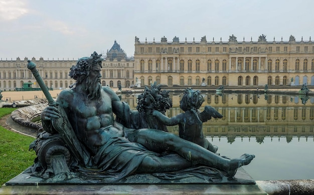 Het beeldhouwwerk in het paleis van Versailles Frankrijk september 2017
