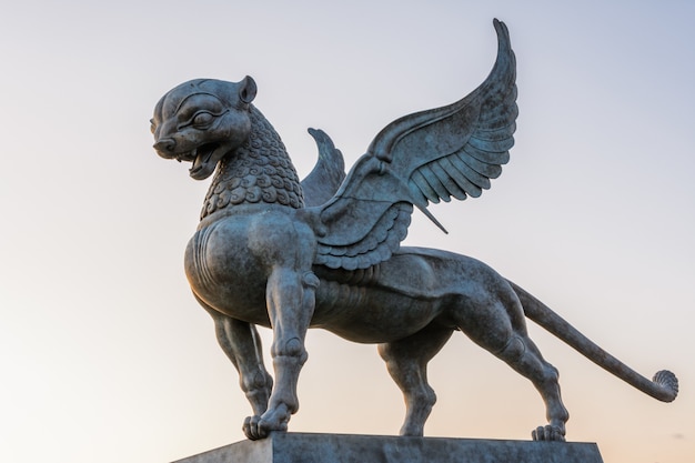 Het beeldhouwwerk van Ak Bars, het symbool van Tatarstan bij het Kazan-huwelijkspaleis. Zonsondergang.