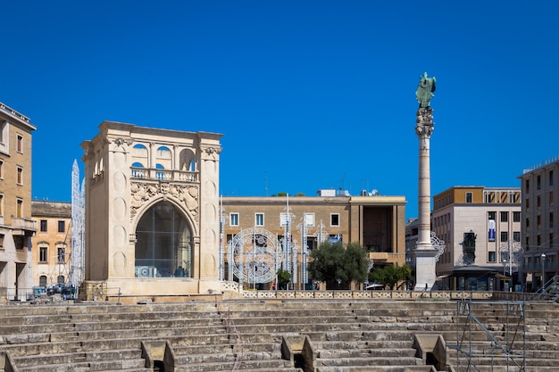 Het belangrijkste plein in Lecce, Piazza Sant'Oronzo, bezocht door toeristen tijdens een zonnige dag van augustus 2017