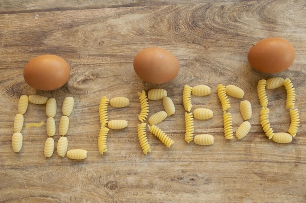 Foto het bereiden van fettuccine alfredo met verse ingrediënten