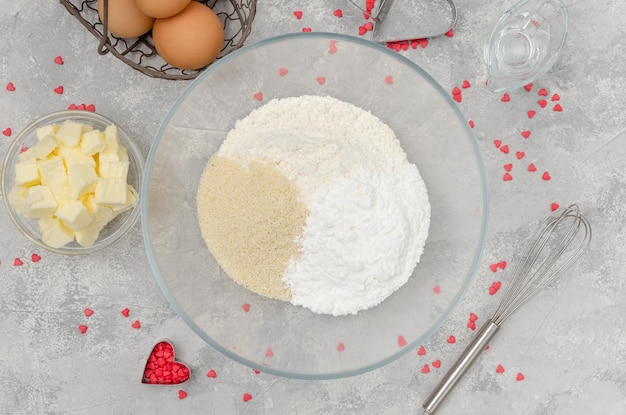 Het bereiden van hartvormige koekjes met roze chocolade glazuur voor Valentijnsdag Recept stap voor stap