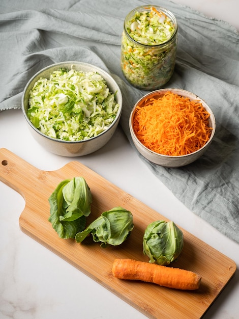 Foto het bereidingsproces fermentatie conservering zuurkool. de beste natuurlijke probiotica.