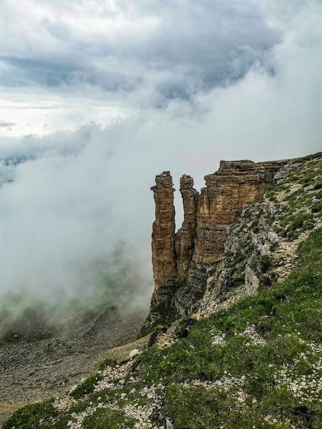 Het Bermamyt-plateau en de rotsen van twee monniken in een wolk Kaukasus Rusland 2021 juni