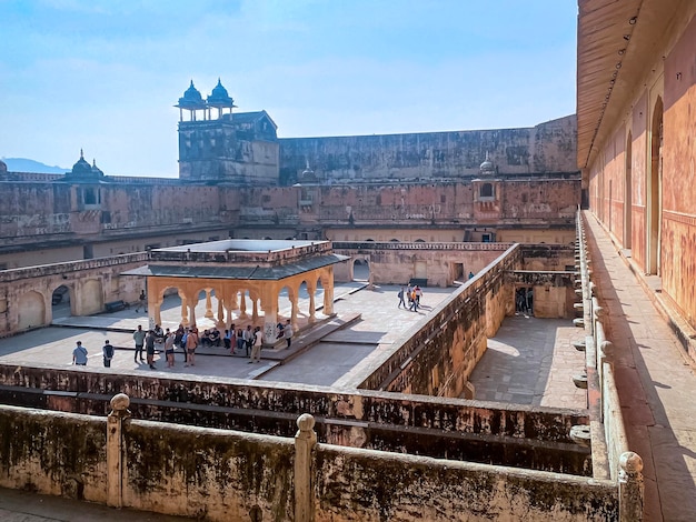 Het beroemde Amber Fort, de versterkte residentie van Raja Man Singh I in de noordelijke buitenwijken van Jaipur, India