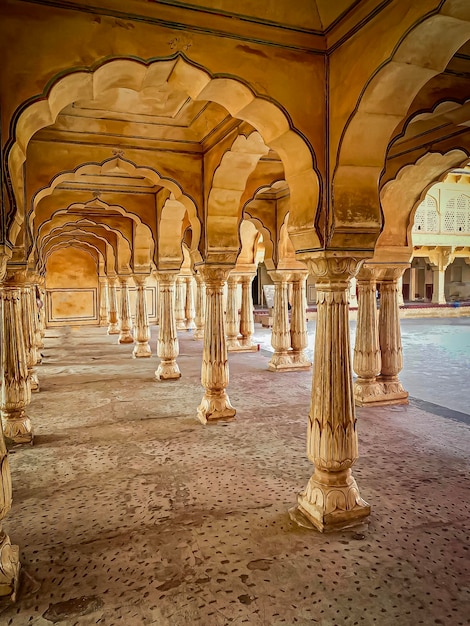 Het beroemde Amber Fort, de versterkte residentie van Raja Man Singh I in de noordelijke buitenwijken van Jaipur, India