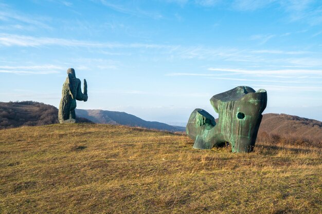 Het beroemde Didgori-gevechtsmonument met gigantische soldaatssculpturen Georgië geschiedenis