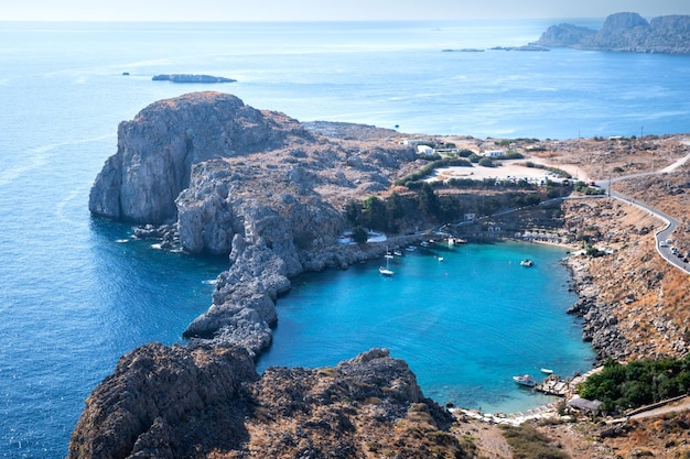 Foto het beroemde en prachtige eiland lindos in de dodecanese nabij rhodos, griekenland