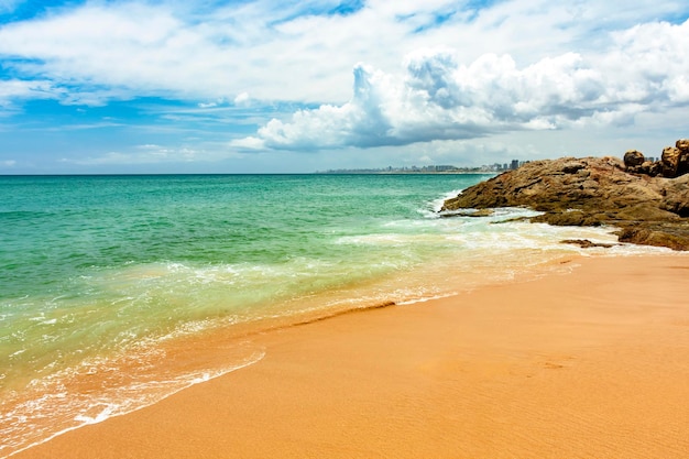 Het beroemde Itapua-strand in Salvador met stadsgebouwen en de horizon op de achtergrond