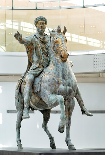 Het beroemde standbeeld van marcus aurelius in capitolijns museum rome