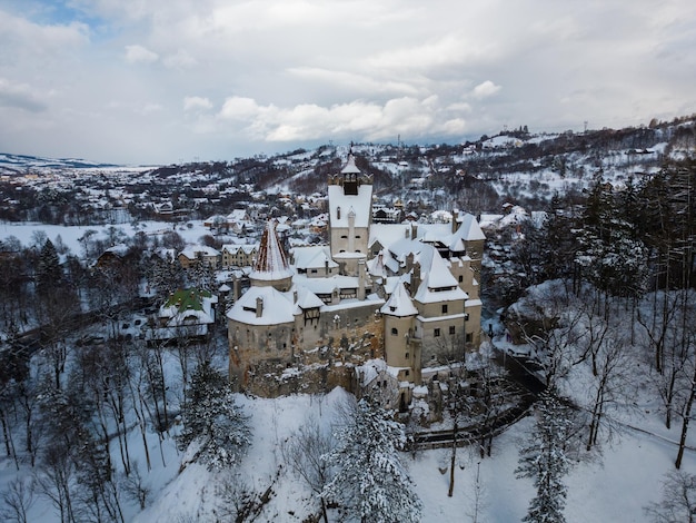 Het besneeuwde middeleeuwse kasteel van Bran bekend om het kasteel van Dracula Transsylvanië, Roemenië