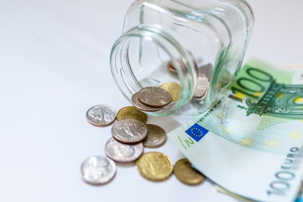 Het besparen van euro geld in glazen pot