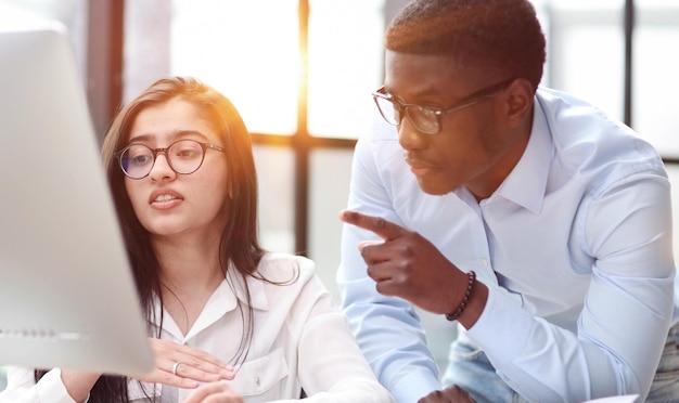 Het bespreken van online software business strategieën samenwerken op de computer