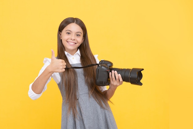 Het beste. jeugd. tienermeisje dat foto neemt. kind gebruik digitale camera. gelukkig kind fotograferen. school voor fotografie. hobby of toekomstige carrière. fotograaf beginner met moderne camera. filmpje maken.