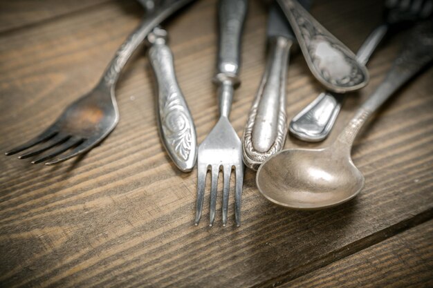 Het bestek op de houten tafel