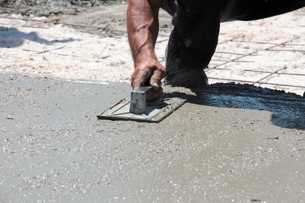 het betonnen van de vloer van een nieuw huis