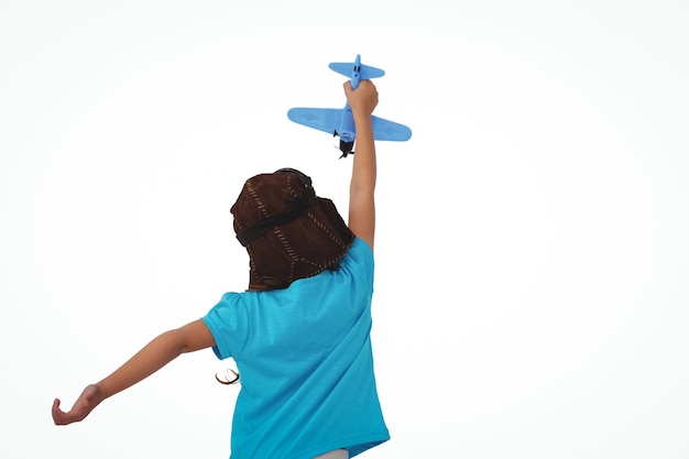 Het bevindende meisje spelen met stuk speelgoed vliegtuig