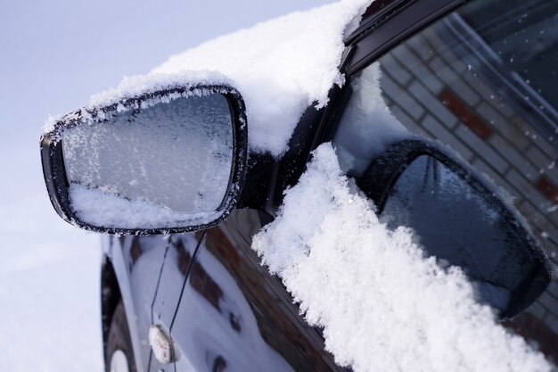 Het bevroren close-up van de auto zijspiegel