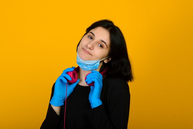 Het blanke meisje in blauw gekleurd beschermend gezichtsmasker.