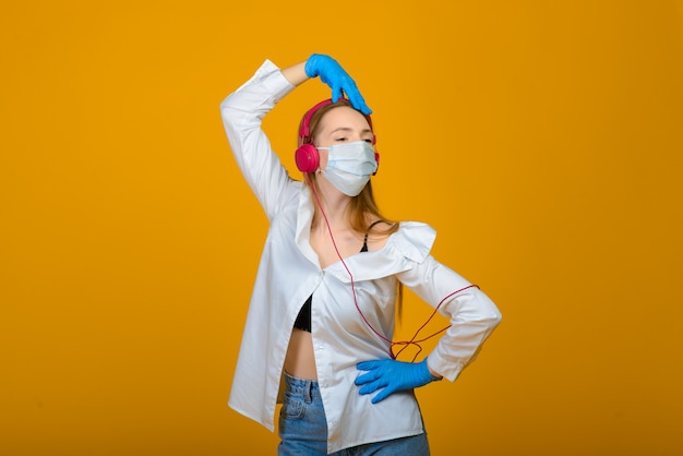 Het blanke meisje in blauw gekleurde beschermend gezichtsmasker.