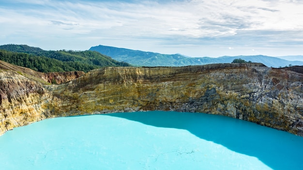 Foto het blauwe meer op de krater