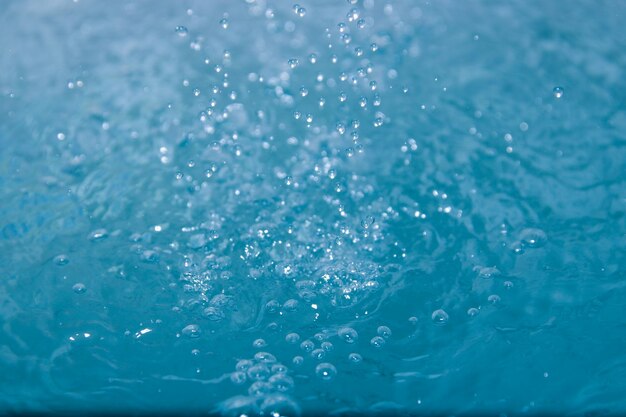 Foto het blauwe water ziet er fris uit met bubbels en water.